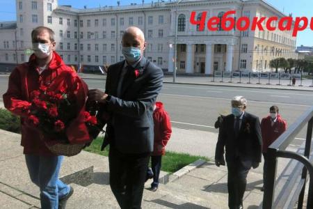 СМИ и соцсети об акциях КПРФ к 75-летию Великой Победы:  «Бессмертный полк под красным стягом», автопробеги, шествие в Иркутске, задержания в Москве