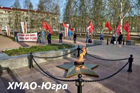СМИ и соцсети об акциях КПРФ к 75-летию Великой Победы:  «Бессмертный полк под красным стягом», автопробеги, шествие в Иркутске, задержания в Москве