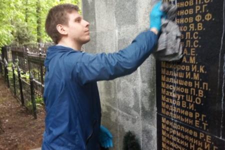 Воронеж. По поручению депутата Госдумы Сергея Гаврилова комсомольцы и коммунисты провели субботник на Аллее славы