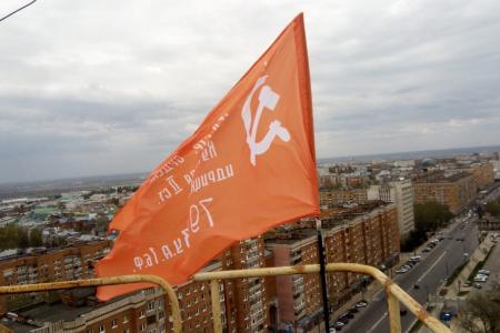 Знамя Победы и флаг СССР подняты над Нижним Новгородом