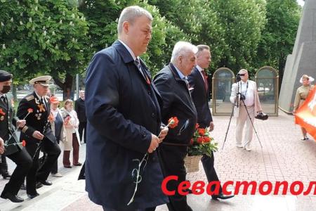 СМИ и соцсети об акциях КПРФ к 75-летию Великой Победы:  «Бессмертный полк под красным стягом», автопробеги, шествие в Иркутске, задержания в Москве