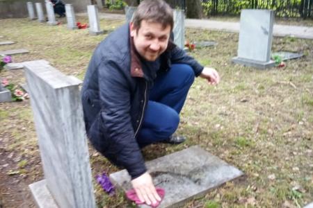 Воронеж. По поручению депутата Госдумы Сергея Гаврилова комсомольцы и коммунисты провели субботник на Аллее славы