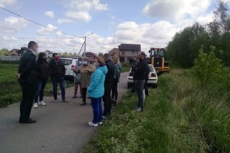 В Белгородском районе коммунисты не позволили единороссам вырубить многолетнюю берёзовую аллею