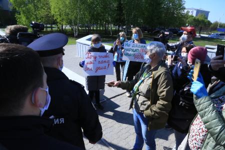 Омская область. Родственницы вахтовиков попросили помощи у депутата от КПРФ