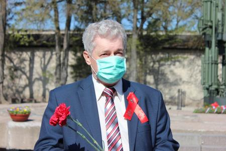 Коммунисты Пскова отметили 75-летие Победы под красными знаменами