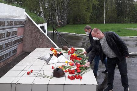 В Тульской области члены КПРФ почтили память героев Великой Отечественной войны в день 75-летия Великой Победы