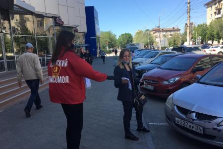 Волгоград. Коммунисты и комсомольцы оказывают гуманитарную помощь горожанам
