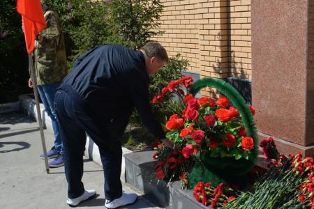 Новосибирские коммунисты возложили цветы к памятнику Сталину 