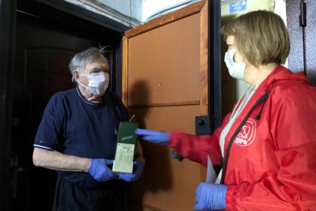 Активисты Карельского рескома КПРФ раздают нуждающимся людям сухпайки с продуктами