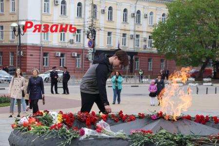 СМИ и соцсети об акциях КПРФ к 75-летию Великой Победы:  «Бессмертный полк под красным стягом», автопробеги, шествие в Иркутске, задержания в Москве