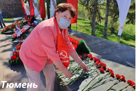 СМИ и соцсети об акциях КПРФ к 75-летию Великой Победы:  «Бессмертный полк под красным стягом», автопробеги, шествие в Иркутске, задержания в Москве