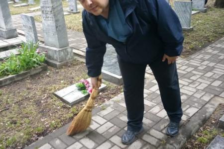 Воронеж. По поручению депутата Госдумы Сергея Гаврилова комсомольцы и коммунисты провели субботник на Аллее славы