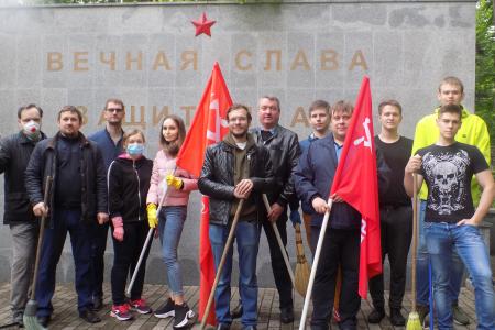 Воронеж. По поручению депутата Госдумы Сергея Гаврилова комсомольцы и коммунисты провели субботник на Аллее славы