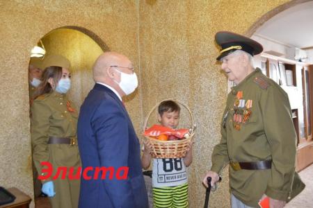 СМИ и соцсети об акциях КПРФ к 75-летию Великой Победы:  «Бессмертный полк под красным стягом», автопробеги, шествие в Иркутске, задержания в Москве