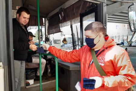 Сталинградские коммунисты бесплатно раздали средства защиты сотрудникам муниципального транспорта