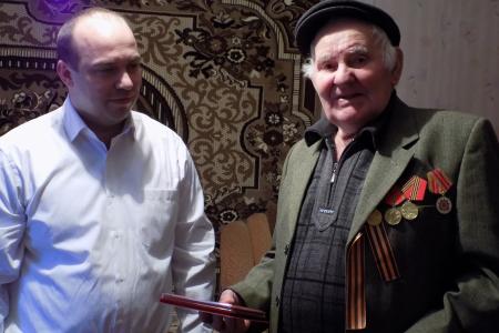 Воронеж. Накануне первомайских праздников ветеранов поздравил депутат Госдумы Сергей Гаврилов