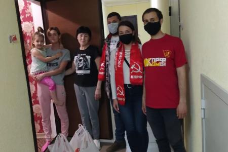 Краснодар. Отряд коммунистов-добровольцев помогает терпящим бедствие семьям