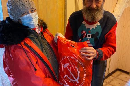 Магаданские коммунисты и комсомольцы  доставили продуктовые наборы узникам фашистских концлагерей и ветеранам КПРФ