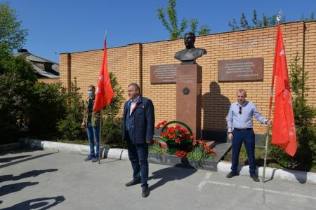 Новосибирские коммунисты возложили цветы к памятнику Сталину 
