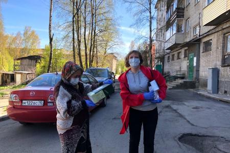 Активисты Карельского рескома КПРФ раздают нуждающимся людям сухпайки с продуктами