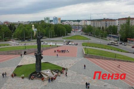 СМИ и соцсети об акциях КПРФ к 75-летию Великой Победы:  «Бессмертный полк под красным стягом», автопробеги, шествие в Иркутске, задержания в Москве