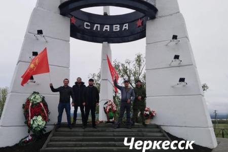 СМИ и соцсети об акциях КПРФ к 75-летию Великой Победы:  «Бессмертный полк под красным стягом», автопробеги, шествие в Иркутске, задержания в Москве
