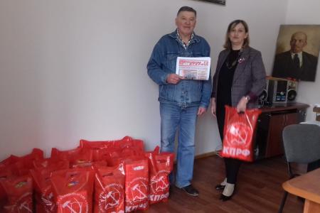 Магаданские коммунисты и комсомольцы  доставили продуктовые наборы узникам фашистских концлагерей и ветеранам КПРФ