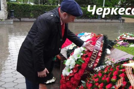 СМИ и соцсети об акциях КПРФ к 75-летию Великой Победы:  «Бессмертный полк под красным стягом», автопробеги, шествие в Иркутске, задержания в Москве