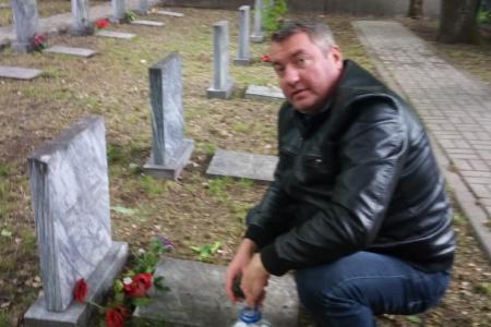 Воронеж. По поручению депутата Госдумы Сергея Гаврилова комсомольцы и коммунисты провели субботник на Аллее славы