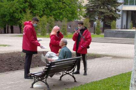 Чебоксарский горком КПРФ организовал раздачу масок в городе