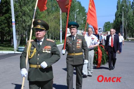 СМИ и соцсети об акциях КПРФ к 75-летию Великой Победы:  «Бессмертный полк под красным стягом», автопробеги, шествие в Иркутске, задержания в Москве