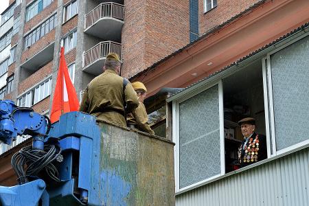 Новосибирск. Коммунисты поздравили ветеранов с автовышки
