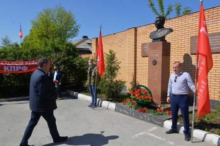 Новосибирские коммунисты возложили цветы к памятнику Сталину 