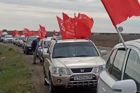 СМИ и соцсети об акциях КПРФ к 75-летию Великой Победы:  «Бессмертный полк под красным стягом», автопробеги, шествие в Иркутске, задержания в Москве