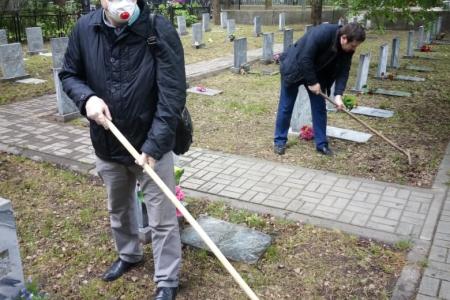 Воронеж. По поручению депутата Госдумы Сергея Гаврилова комсомольцы и коммунисты провели субботник на Аллее славы