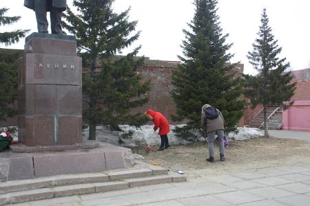 Коммунисты и комсомольцы Нарьян-Мара привели в порядок территорию возле памятника В.И. Ленину