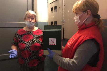 Активисты Карельского рескома КПРФ раздают нуждающимся людям сухпайки с продуктами