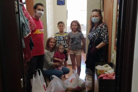 «Своих не бросаем!». Краснодарские комсомольцы продолжают оказывать помощь малоимущим семьям