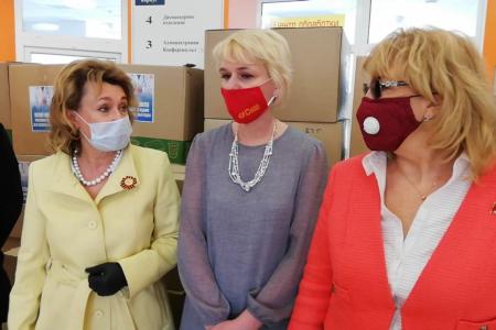 Петербургские коммунисты передали Боткинской больнице наборы одноразовой посуды