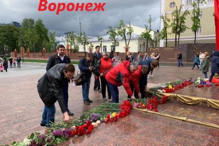 СМИ и соцсети об акциях КПРФ к 75-летию Великой Победы:  «Бессмертный полк под красным стягом», автопробеги, шествие в Иркутске, задержания в Москве
