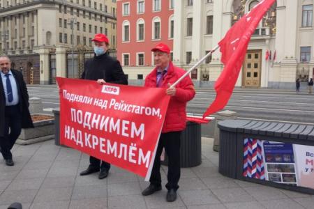 Депутатов от КПРФ с помощниками задержали на акции в честь Дня Победы в Москве