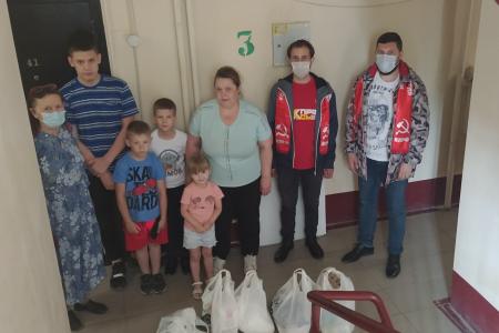 «Своих не бросаем!». Краснодарские комсомольцы продолжают оказывать помощь малоимущим семьям