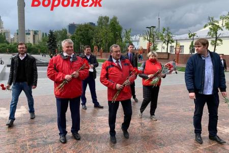 СМИ и соцсети об акциях КПРФ к 75-летию Великой Победы:  «Бессмертный полк под красным стягом», автопробеги, шествие в Иркутске, задержания в Москве