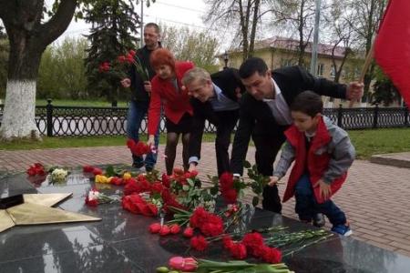 СМИ и соцсети об акциях КПРФ к 75-летию Великой Победы:  «Бессмертный полк под красным стягом», автопробеги, шествие в Иркутске, задержания в Москве