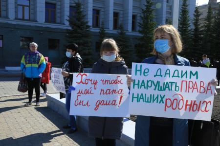 Омская область. Родственницы вахтовиков попросили помощи у депутата от КПРФ
