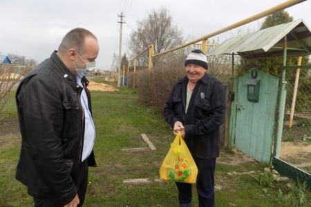Воронеж. Накануне первомайских праздников ветеранов поздравил депутат Госдумы Сергей Гаврилов