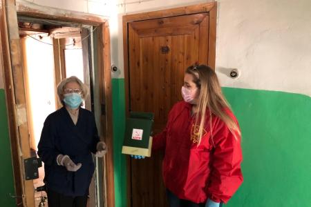 Активисты Карельского рескома КПРФ раздают нуждающимся людям сухпайки с продуктами