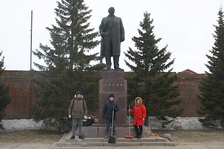 Коммунисты и комсомольцы Нарьян-Мара привели в порядок территорию возле памятника В.И. Ленину