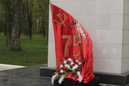 9 мая коммунисты Костромы прошли по городу с красными флагами.