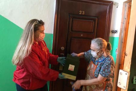 Активисты Карельского рескома КПРФ раздают нуждающимся людям сухпайки с продуктами